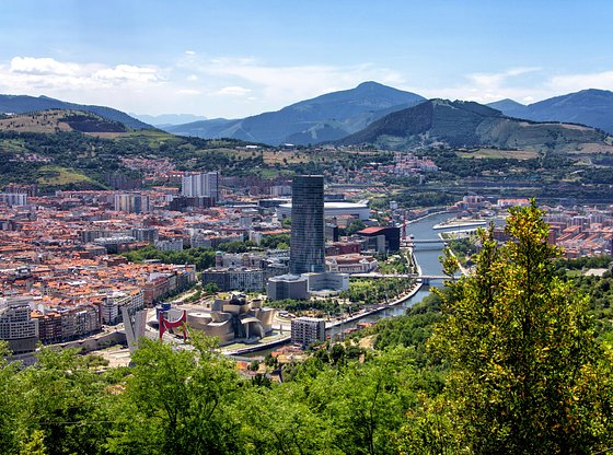 Sites and Insights: An Expert-Led Bilbao Welcome Tour